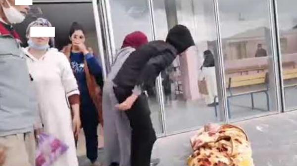 فيديو صادم يهز نشطاء الفيسبوك .. رفض استقبال فتاة مريضة وسط صراخ والدتها أمام مستشفى عمومي